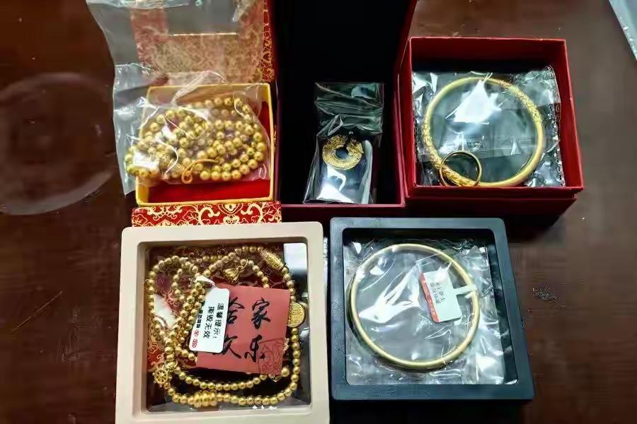 保险箱完好无损，黄金却凭空消失，女友衣柜惊现“赝品”，黑手是谁？

哎，来，跟你
