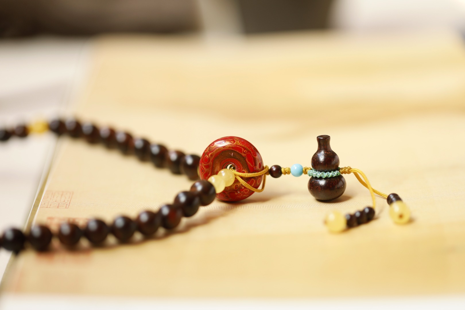 海黄 原创【熙香】8mm 108颗原创搭配设计，高贵风雅，色泽深褐，纹理流淌其中