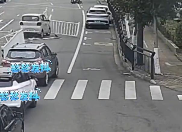 【爱车安全贴士 新手上路一通乱撞，后方3车“瑟瑟发抖”…】近日，公安部交通管理局
