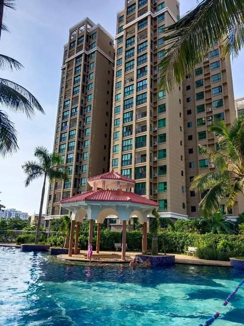 塔吊的灯光扫过工棚时，微信群炸了——房价真跌了。老张的语音在破喇叭里炸开：“机会