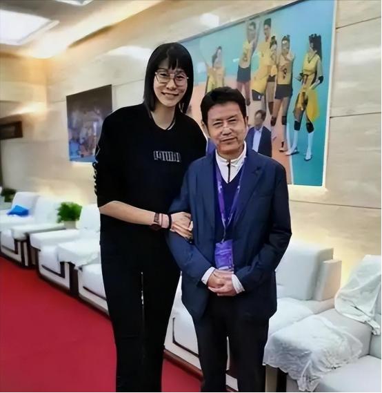 [微风]1992年，陈忠和的妻子因背包带勾住了火车，而被卷入火车下不幸而亡。3年