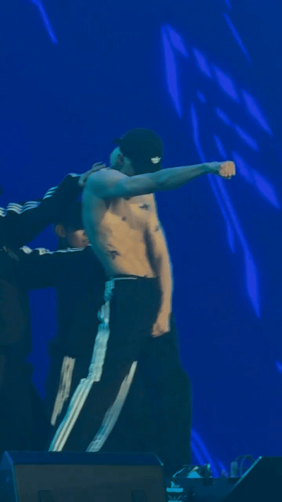 王鹤棣脖子纹身谁还不知道王鹤棣演唱会豆指历史第二，大出圈了 