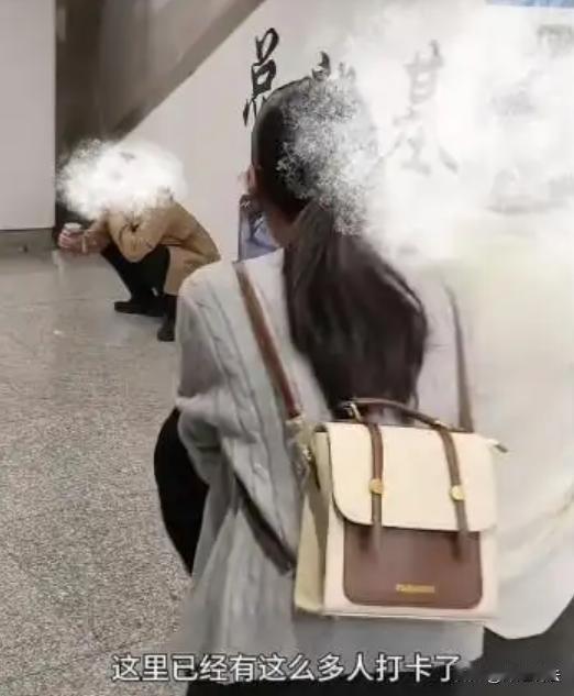 南宁。11月初的时候，一名男子坐地铁时突然感觉肚子不适，着急方便，直接来到地铁站