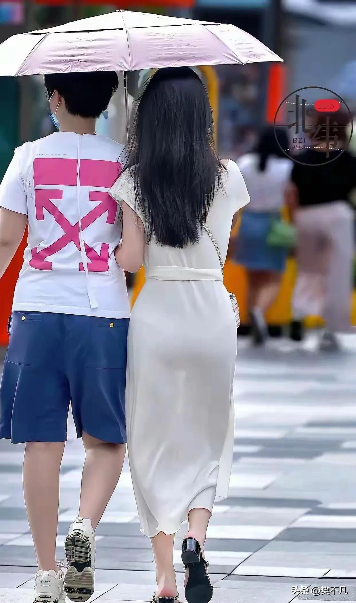 春日，晚风带着一丝清凉，
和喜欢的人并肩走在热闹的街头。
手里握着冰爽的饮品，