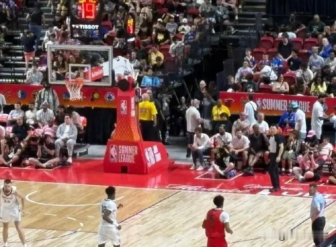 国内篮球圈齐聚NBA夏联！裁判张潇登国际赛场，多位名宿现场取经！
 
媒体人球圈