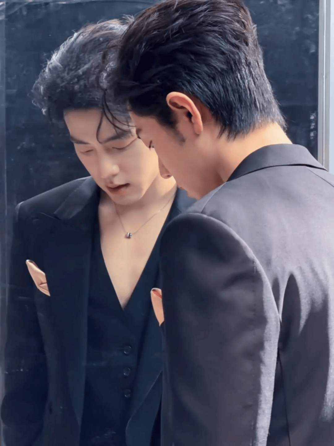 肖战nars全球品牌代言人我的老天，又帅，又纯欲，又性感，啊啊啊啊啊，肖战你真要