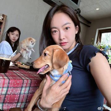 宋茜身穿简单的黑色T恤，搭配牛仔裤，素颜出镜，皮肤白皙，五官精致，气质清新自然。