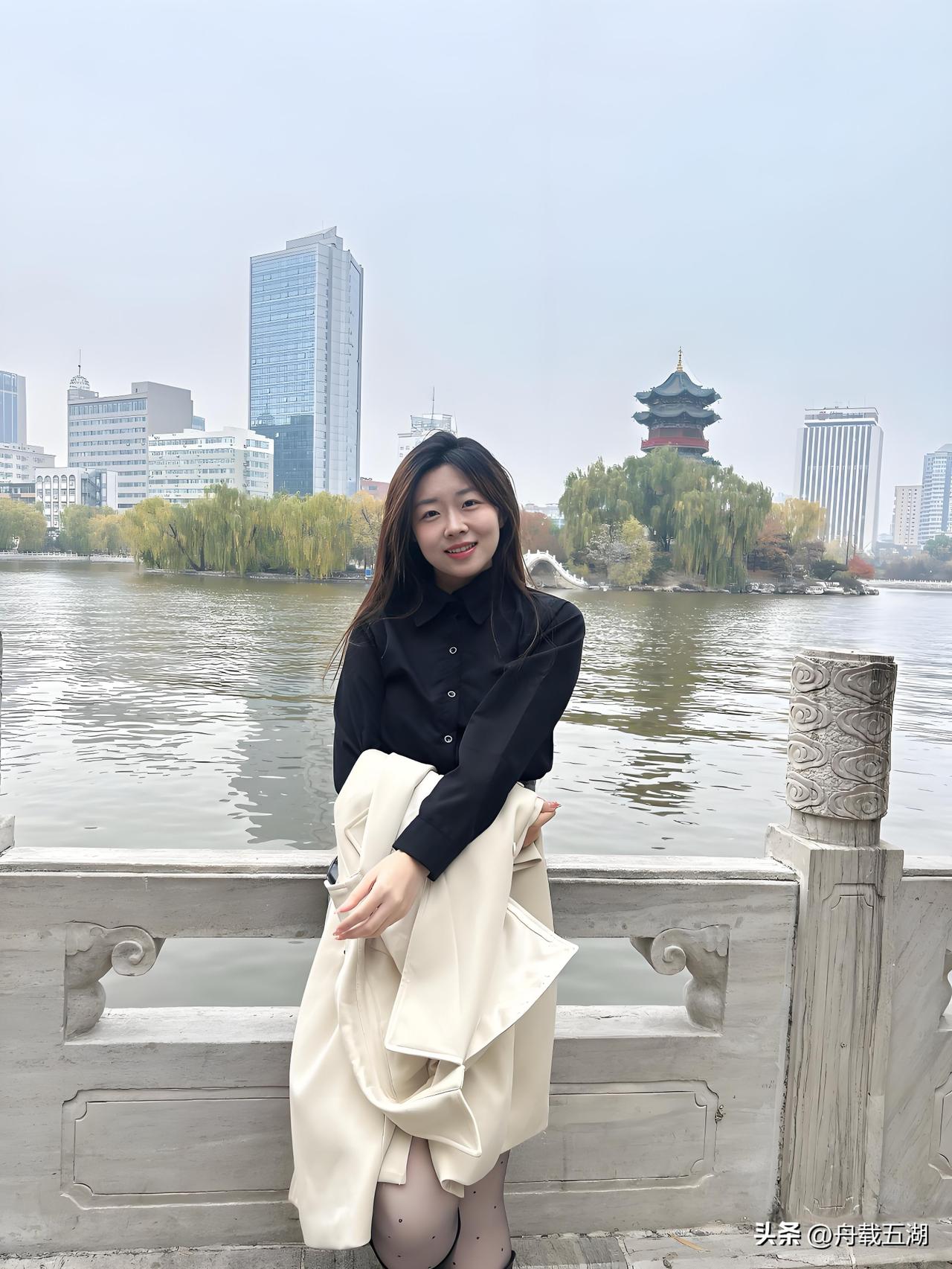 偷得浮生半日闲，
都用来逛公园。
在湖边发呆，
在落叶上撒欢，
把好天气和好心情