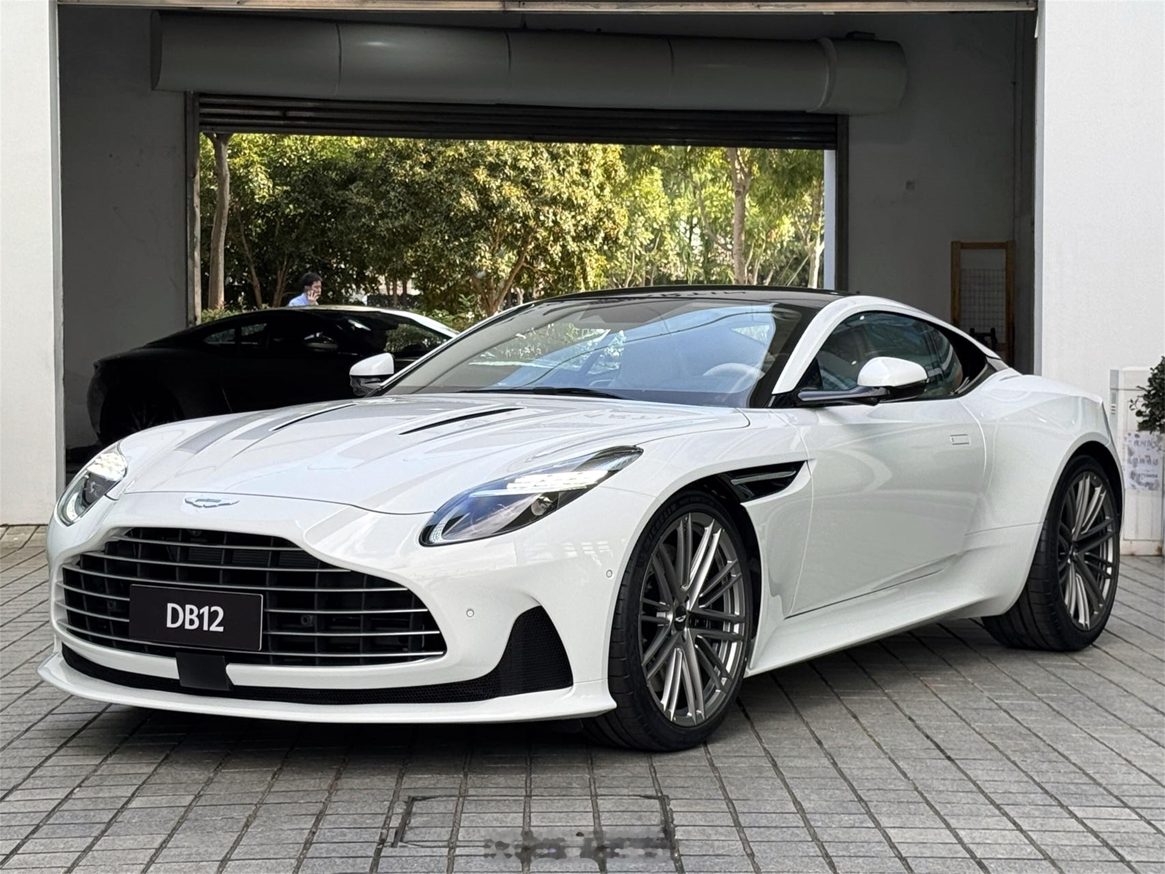 这应该是全国价格最低的一台DB12新车阿斯顿马丁DB12 Coupe V8 月光