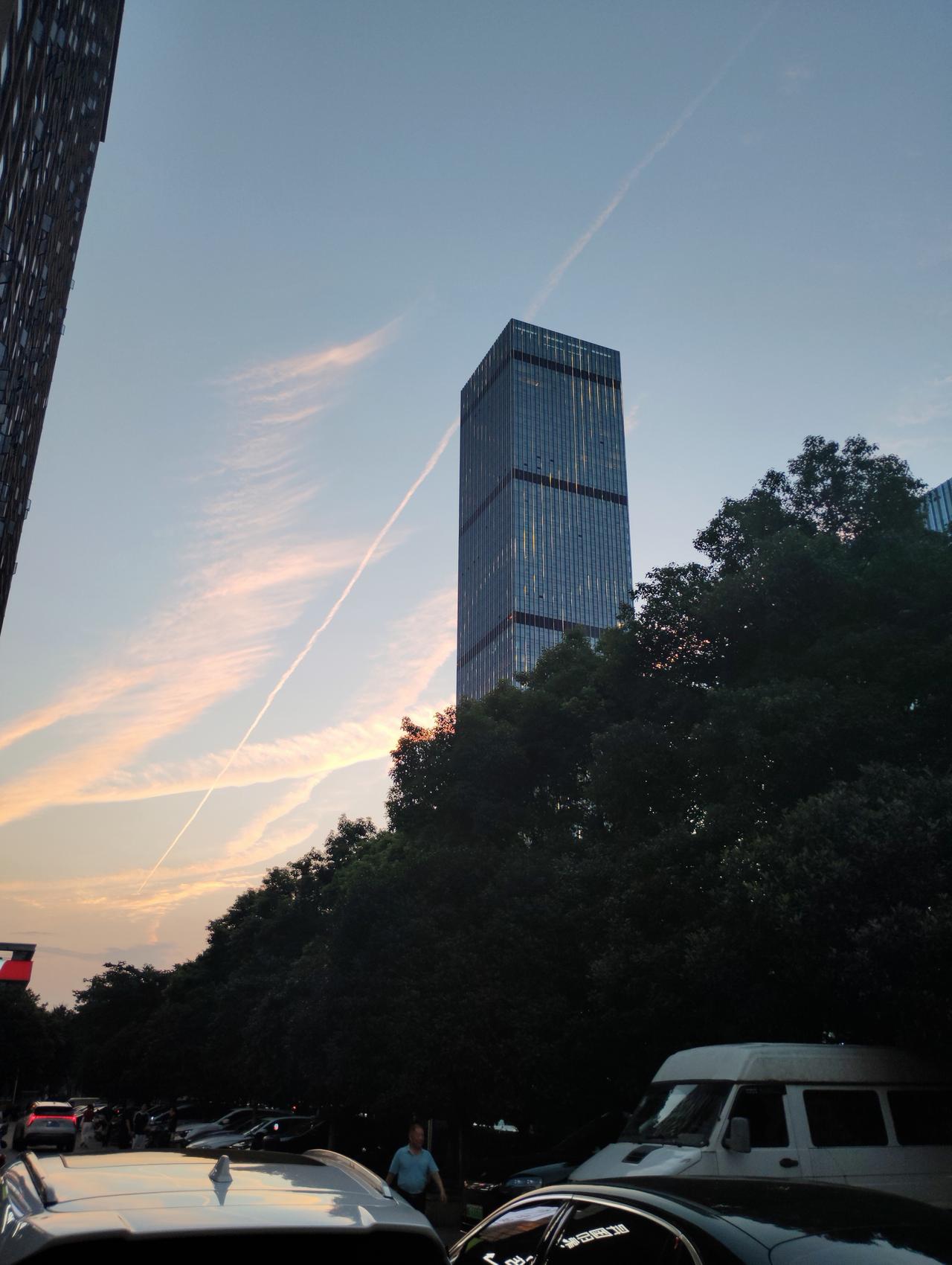 真诚是底色，它让一个人面对自己时不虚伪，面对他人时不造作。
真诚不是鲁莽，而是带