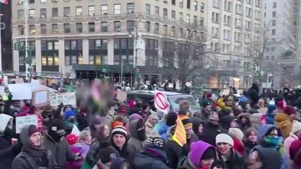 凤凰新闻【“不上班、不上学、不购物”，纽约民众在寒冬里抗议ICE暴力执法】据凤凰