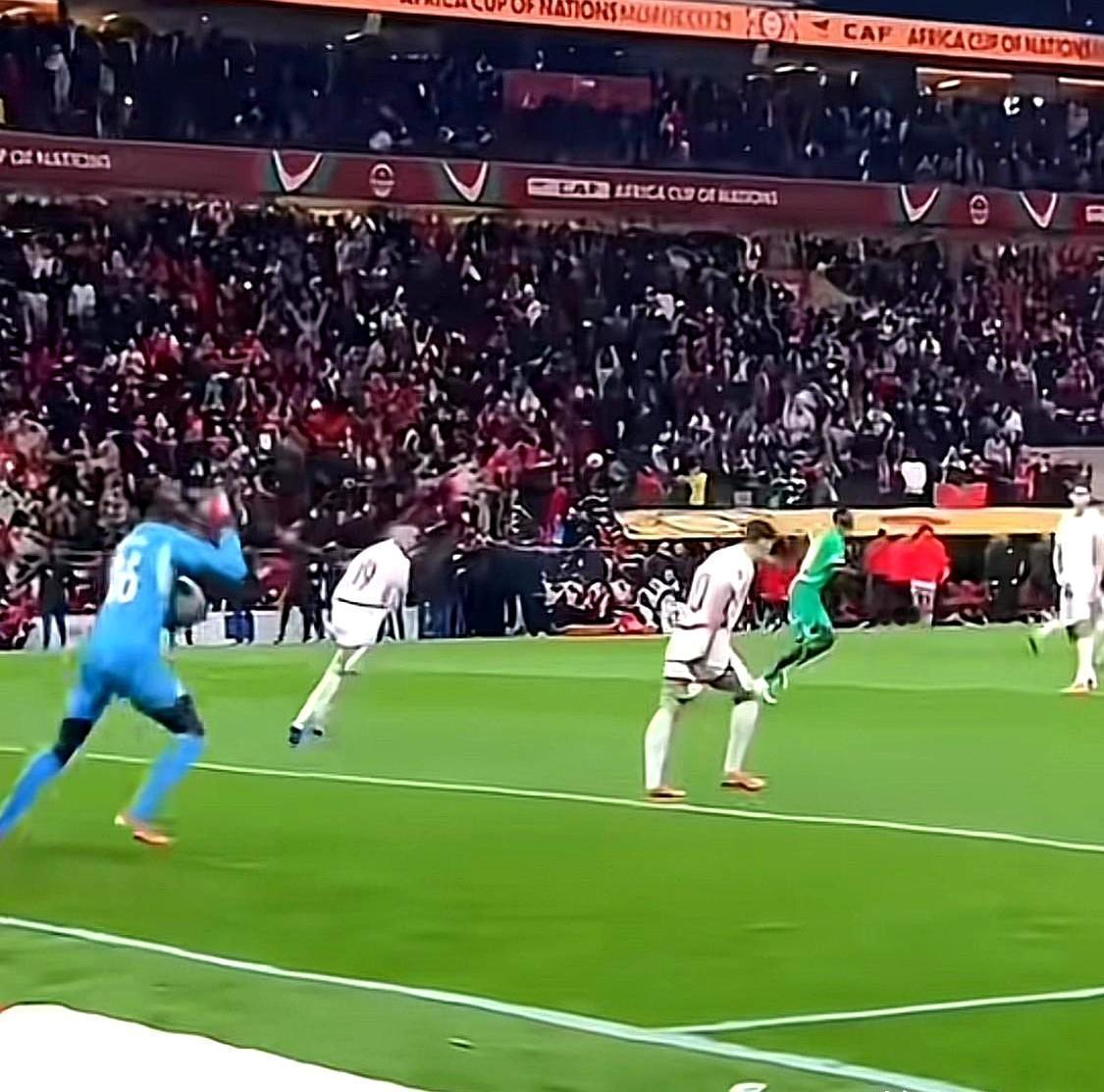 决赛补时，VAR给摩洛哥点球。塞内加尔全队炸锅，主帅直接招呼球员退场，马内劝了1
