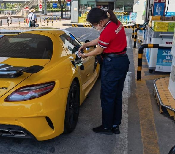 刚买车那会儿花了一笔冤枉钱，买了一箱燃油宝花了近500块。出来店去加油，那里的工