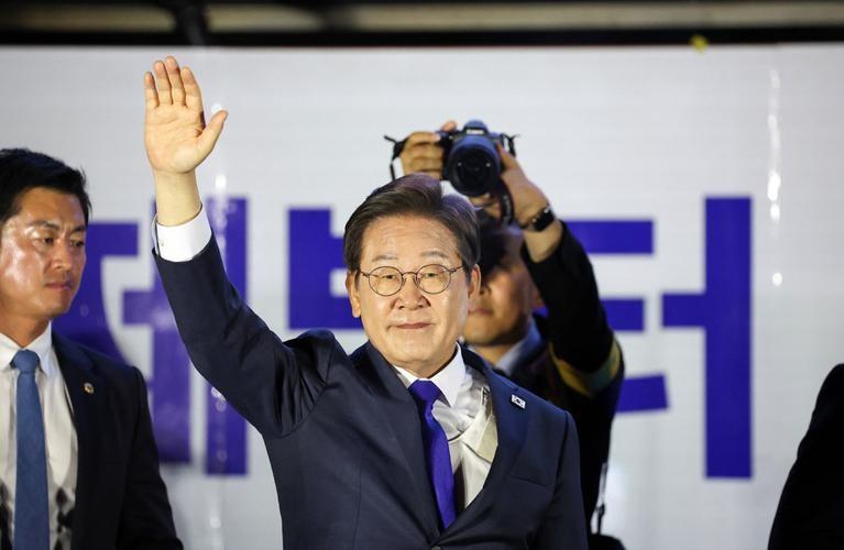 联合早报报道：“韩国总统李在明在光复节讲话中首次提出，由韩朝战争相关当事方讨论结