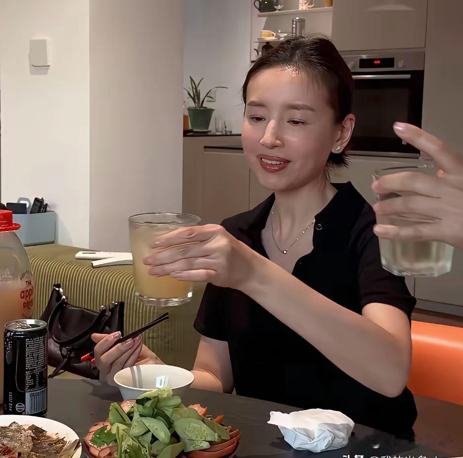 董洁聚会，真是接地气，每次都会亲手做上几道美味佳肴，董洁是大连人，自然海鲜少不了