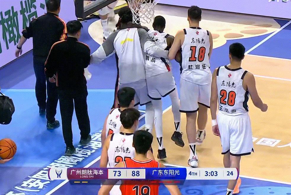 拼到抽筋，“冬日里的第一杯奶茶”还是太烫嘴了。广东男篮vs龙狮男篮cba俱乐部杯