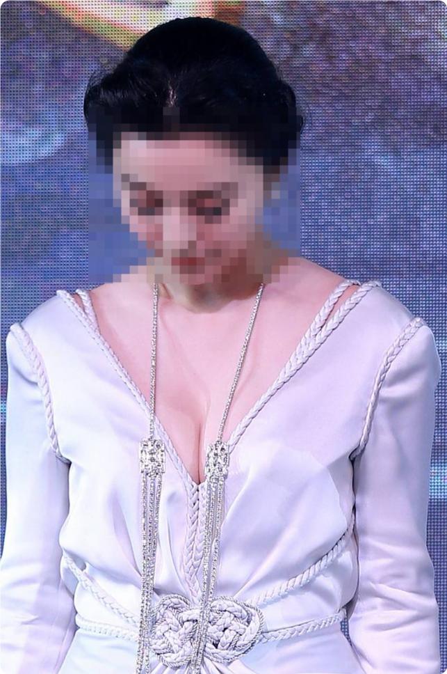 有件事让人颇为费解：女性胸部属于隐私部位，陌生人既不能随意观看，更不能触碰，按理