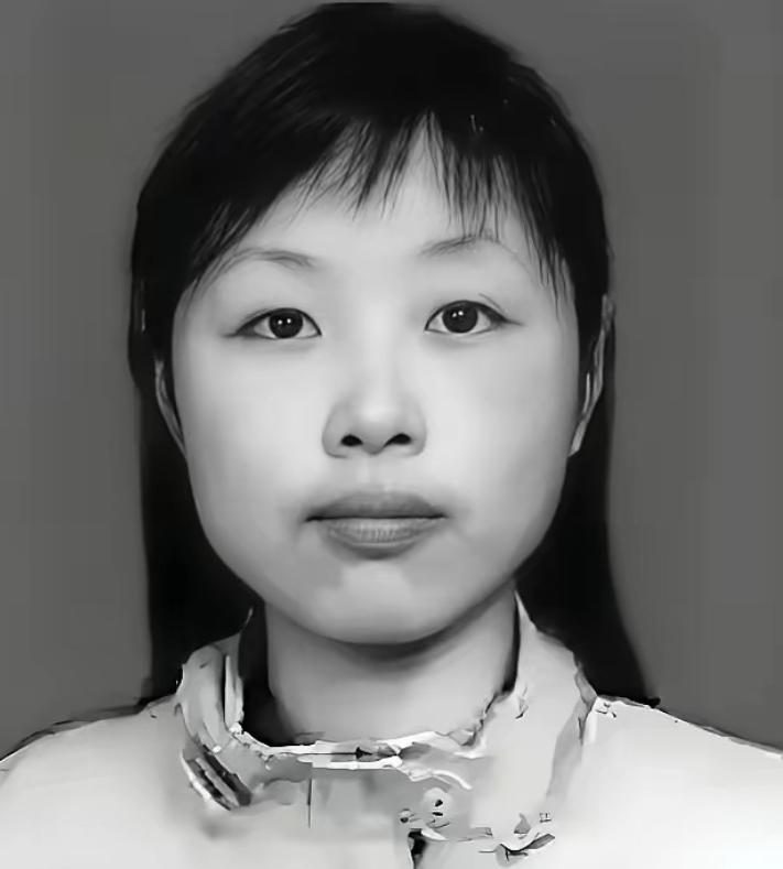 她被埋进废墟，身体断成三截，救援人员赶到时，发现她用身体死死护住一个东西，看清后