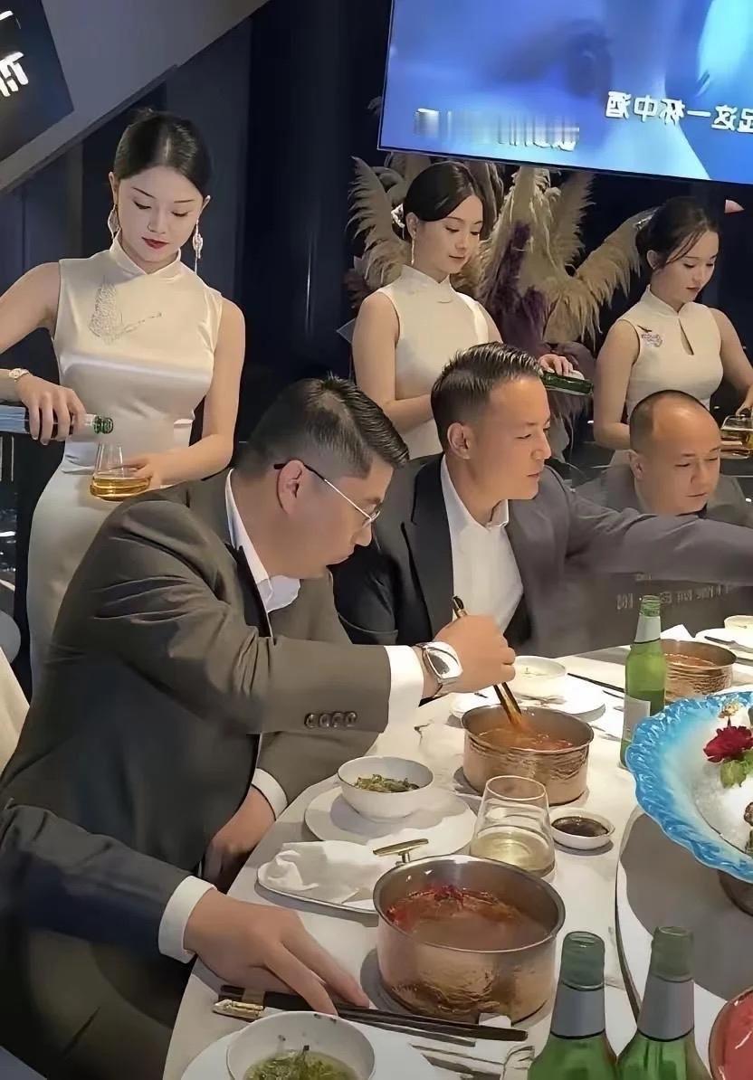 真正不缺钱的局，氛围感真的不一样！
一桌人只管安心落座吃喝，倒酒斟茶都有专人服务