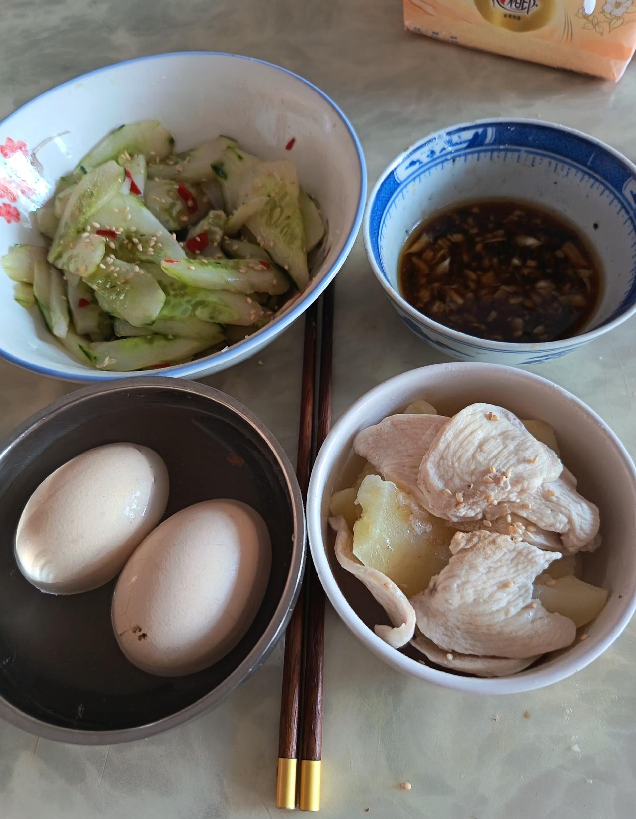 今天早上打开冰柜，发现还有好多鸡胸肉和鸡腿没有处理。

上次“好妈妈”生鲜搞活动