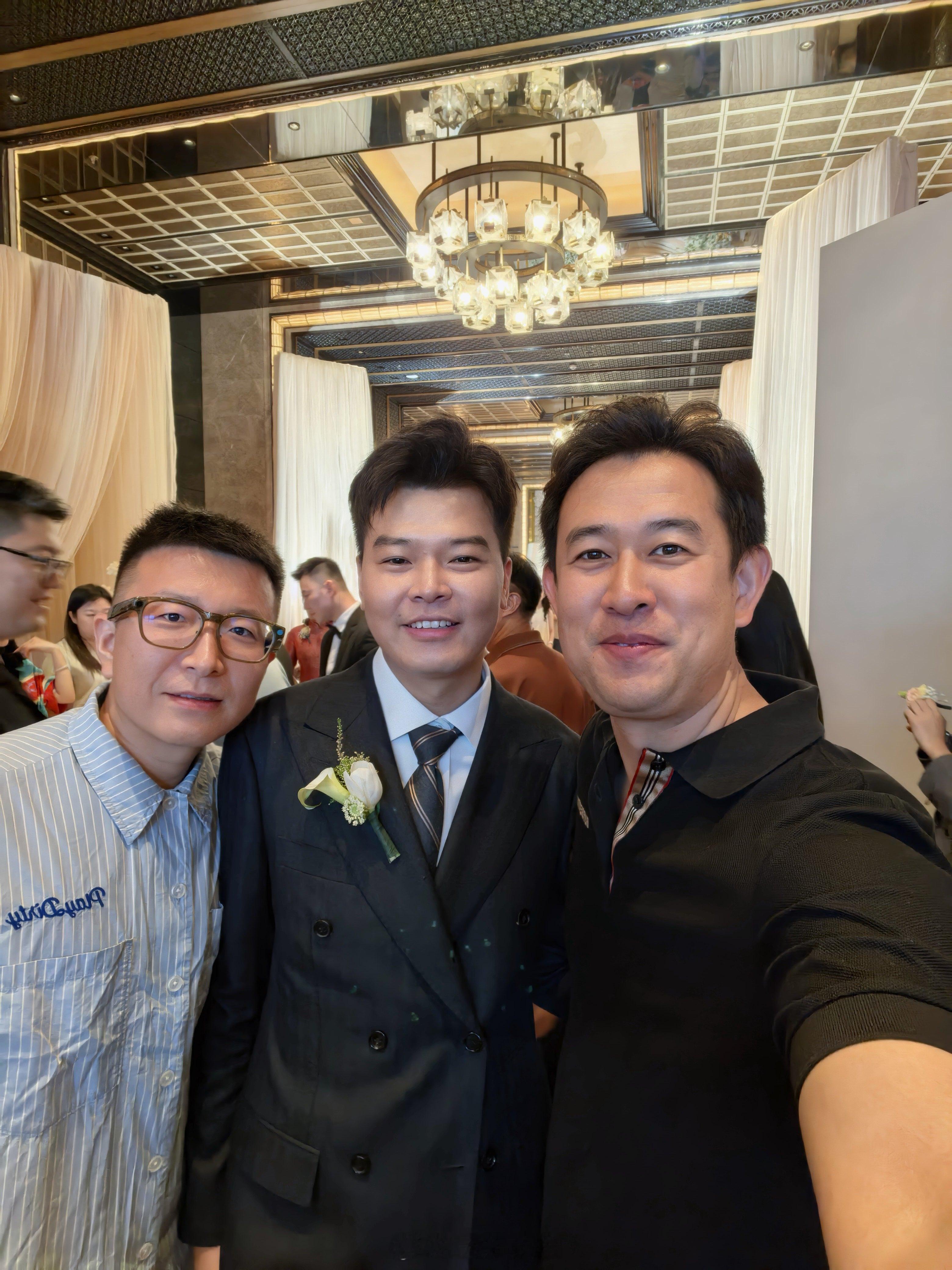 车评人小吕秋晨大婚 谁追谁一目了然了吧[doge]车评人婚礼全是汽车元素[dog