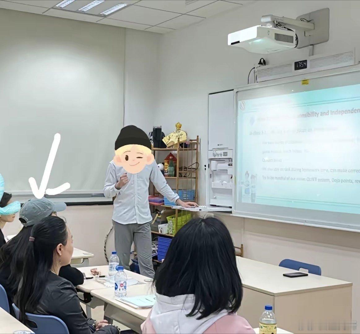 Angelababy参加儿子新生家长会有网友在社交平台晒照，称自己的朋友的孩子和