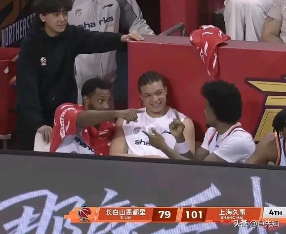 为什么卢伟喜欢弗格，通过这个镜头就能看出来了，弗格现在不仅是上海队的第四外援，他