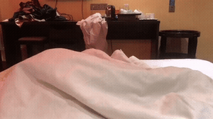 刚脱衣服要睡觉的时候，听到隔壁的情侣在吵架，听到男的说再嚷嚷就把你送去隔壁，我一