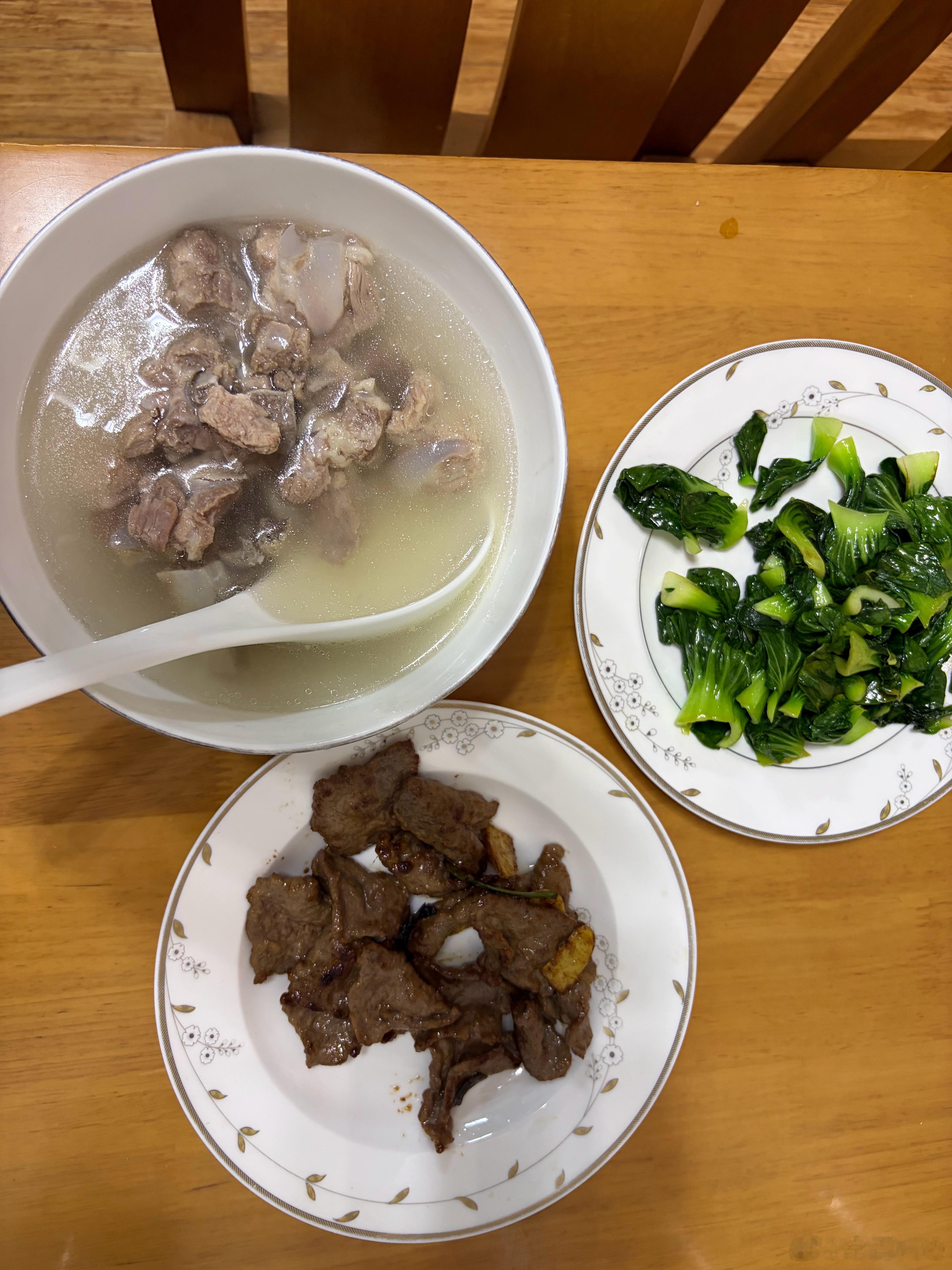 小排、炒牛肉、炒青菜，看着朴实无华，但味道绝对可以！就还要哄着小朋友吃饭，哎呀累