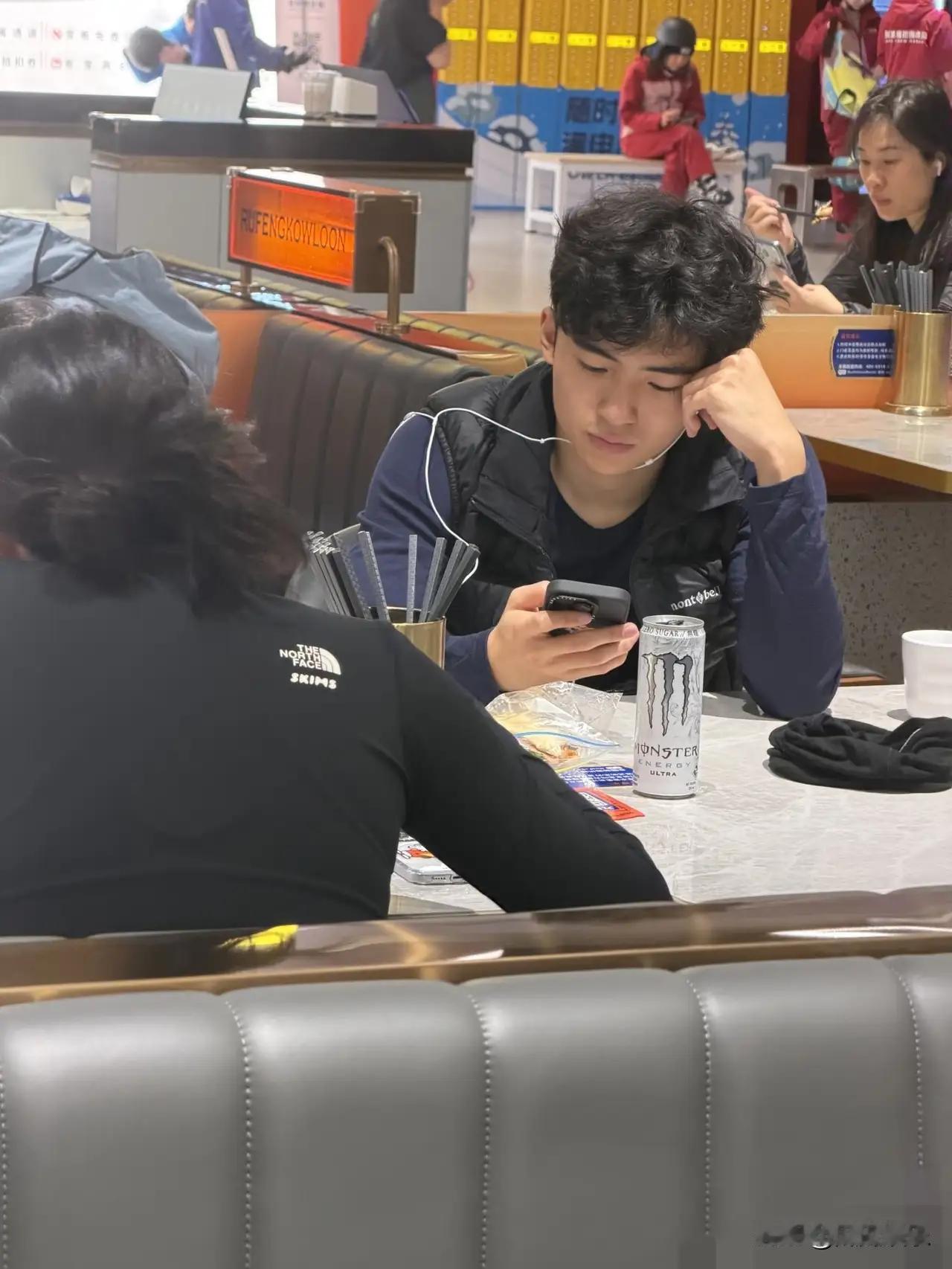 被Lucas暖到啦！
 
谁能拒绝Lucas这样的贴心暖男啊！情人节当天，他陪妈