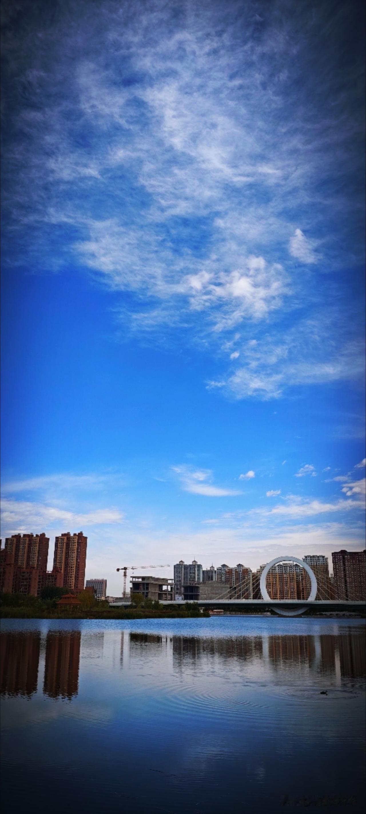 九月适宜望天，“把顺其自然从体外接进体内”。自然与人生的果实，都在成熟。各有各的