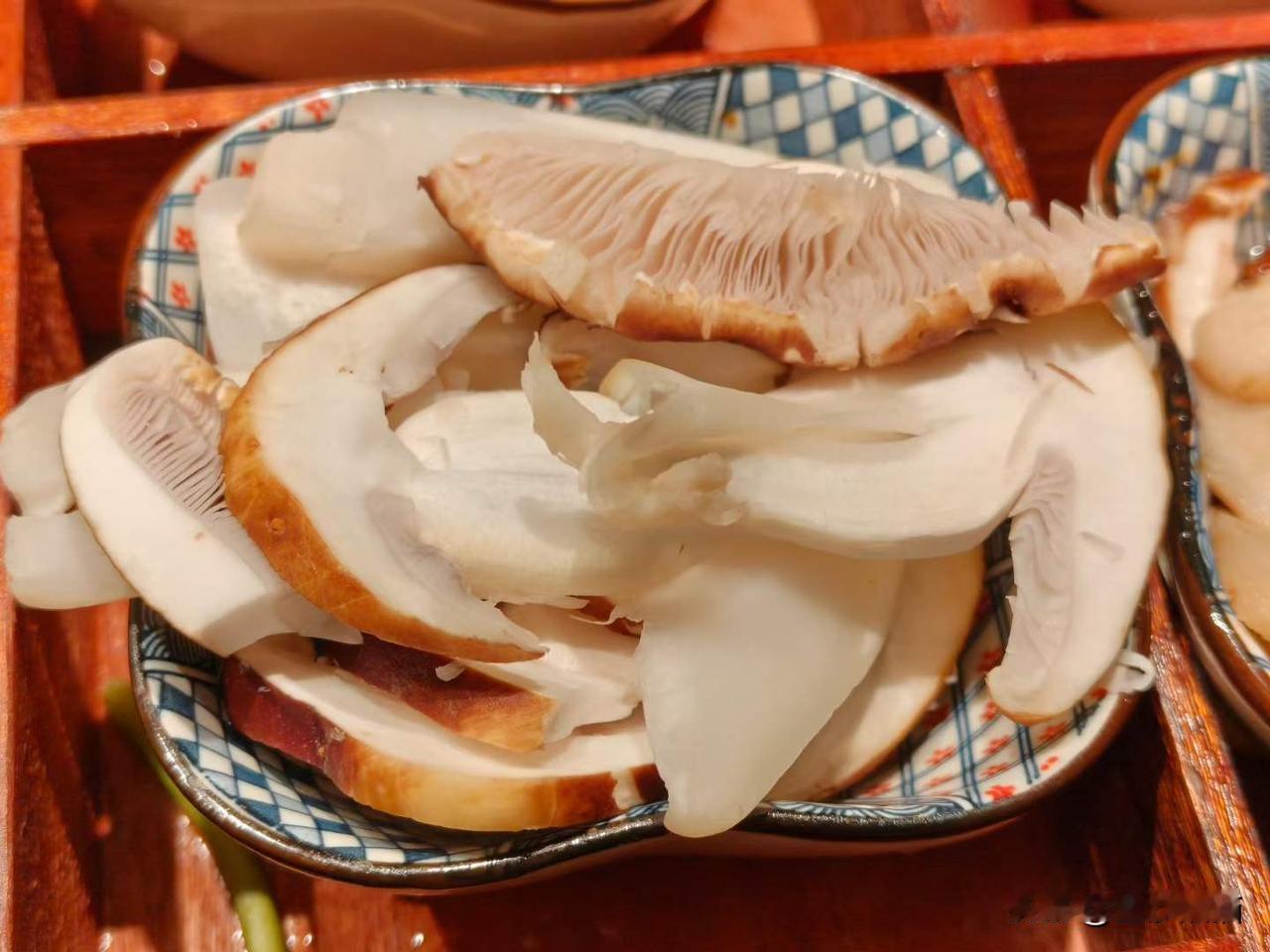 昆明这家叫“上菌山”的菌汤餐厅，规范中彰显细节。为预防意外为每桌点菌客人留样并留