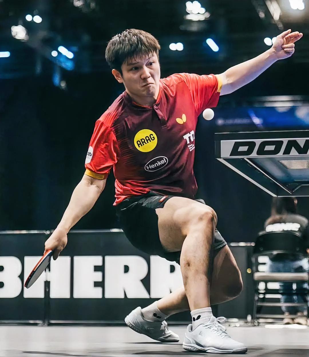樊振东德国杯首轮就2比3爆冷输给户上隼辅，直接带着俱乐部一轮游出局，解说尹航直接