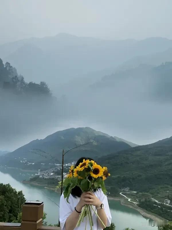 你知道吗？
最近苗京京9.3亿阅读量的爆文可太火了。
她能有这么高的阅读量，
收