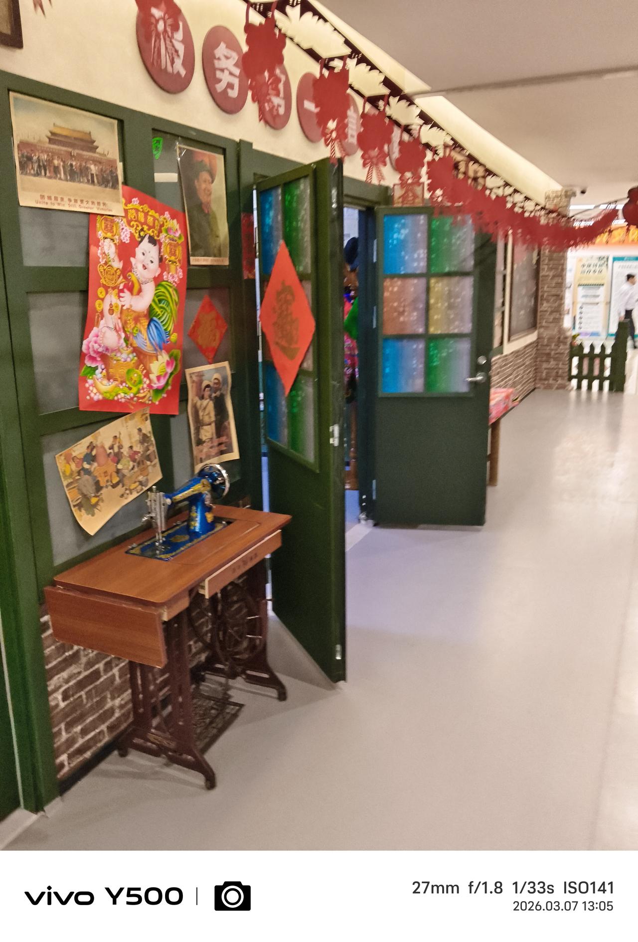 熟悉这种居家环境和老物件的人，最低也有55岁了，毕竟现在这种环境和老物件已经很罕