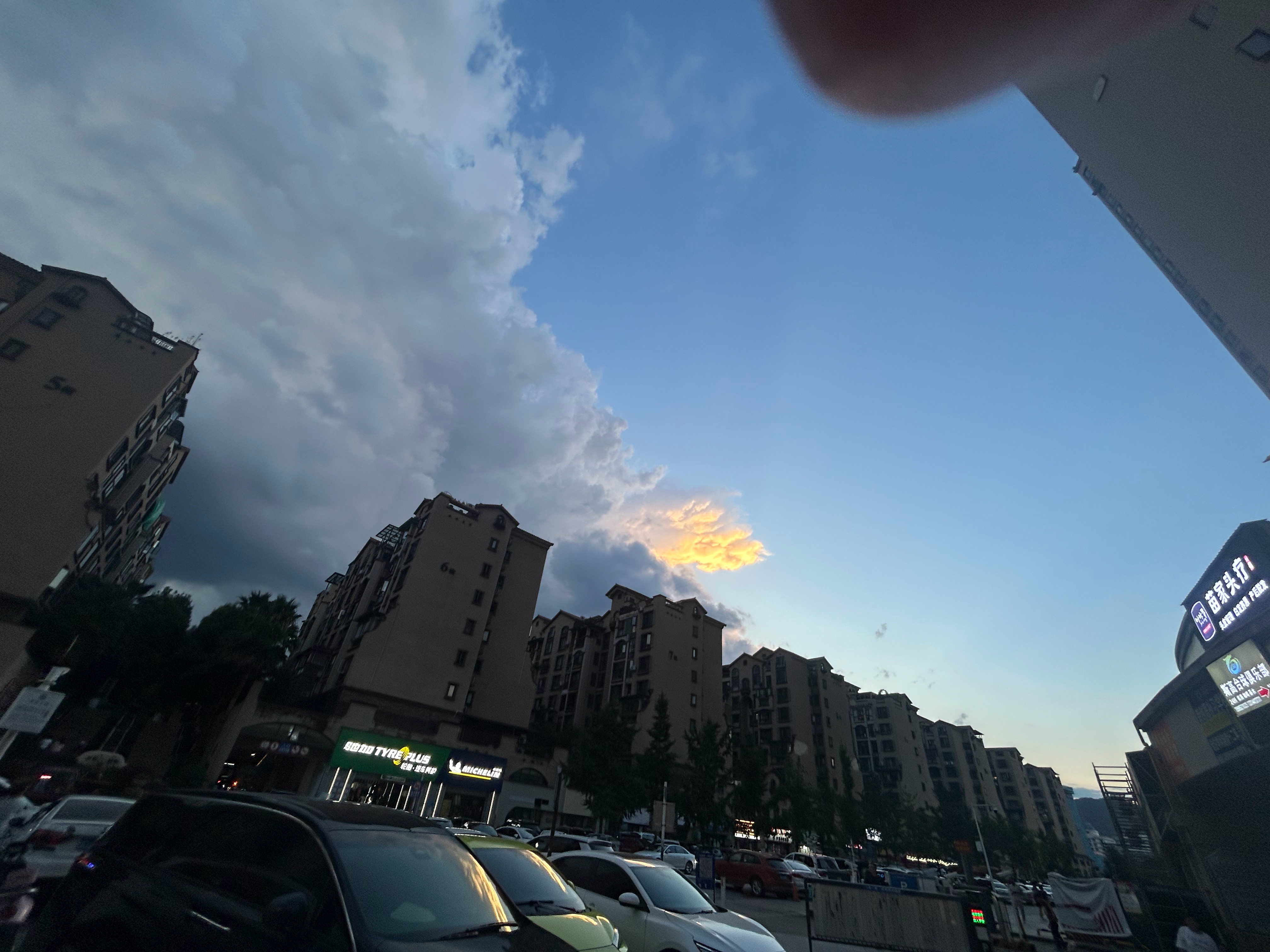 暴雨之前的天空 遵义·隆鑫·橄榄郡