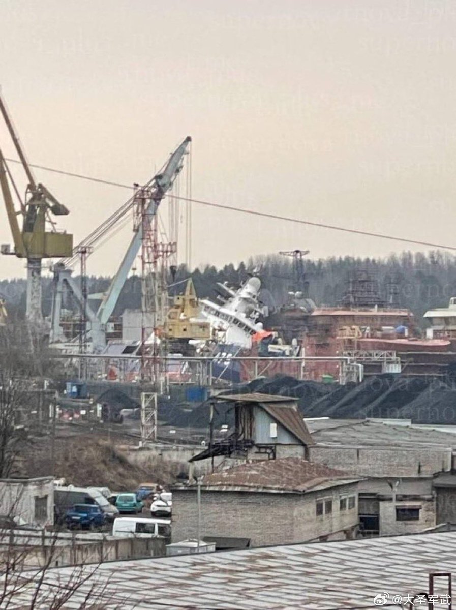 俄罗斯🇷🇺维堡造船厂遭到无人机袭击后，正在建造中的破冰巡逻舰“23550型”