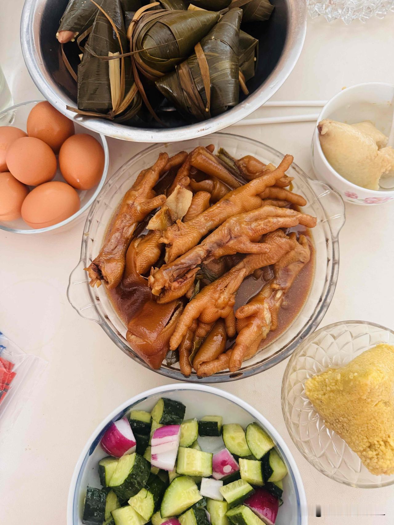端午早餐：
满满一盆三种馅料的粽子，是邻居早上送过来的，在这里我要夸夸我的好邻居
