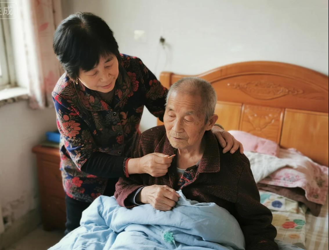 但凡能自己做的，就坚决不要轻而易举的找家政保姆。
在我们国内，照顾小孩和照顾老人