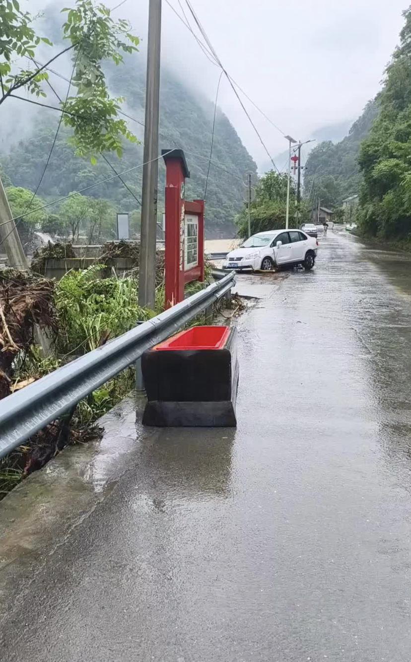 湖南省常德市石门县壶瓶山镇的受灾有多严重！

连棺材都被冲出来了，被洪水冲翻掉的