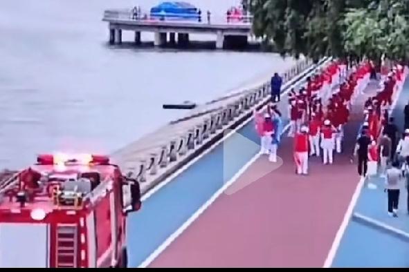 这还是健身运动吗？这支暴走团足足有上百人，排成几排将消防车道堵得死死的，两辆消防