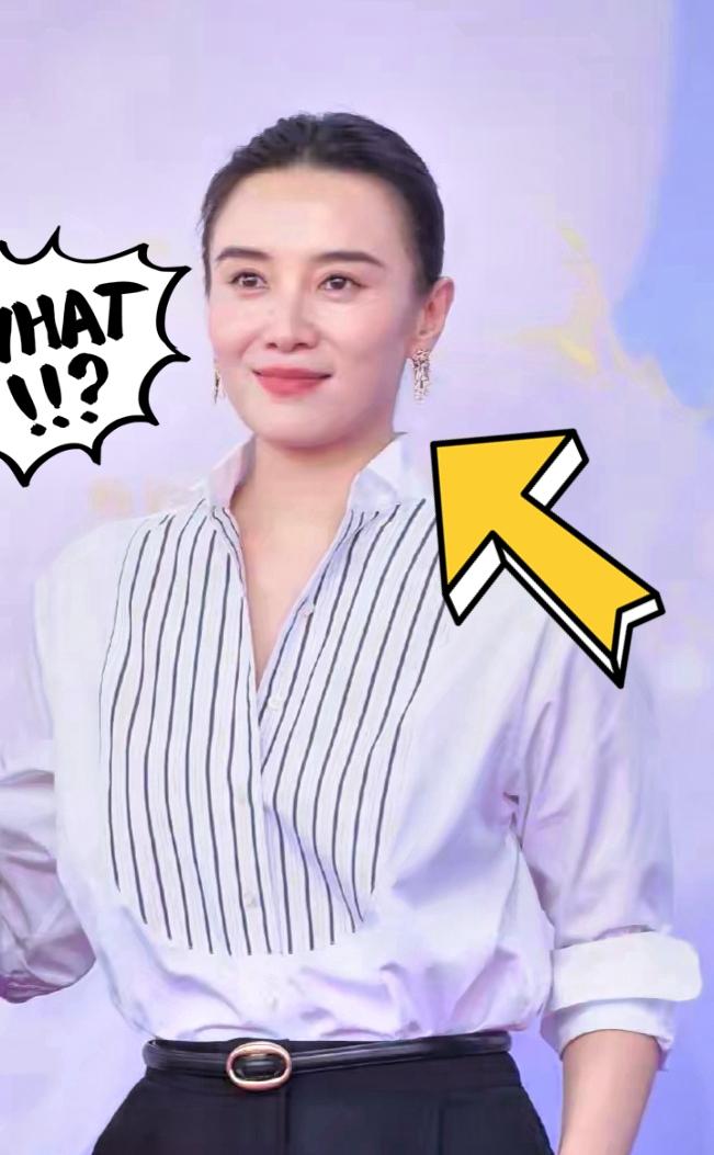 女明星里，
我最想不通的就是宋佳了，
你说她才45岁，难道没人告诉她，她梳着大背