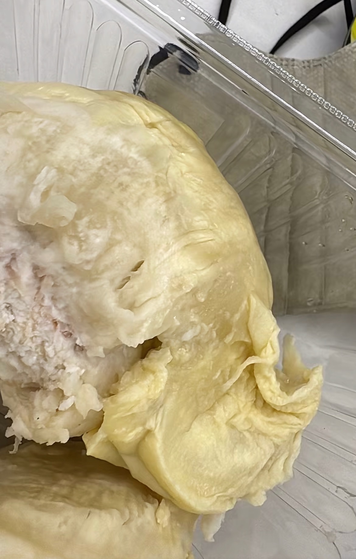 9月17日，网友反映：玉林兴业花345买两个榴莲有一个是坏果。去到店铺找了老板，