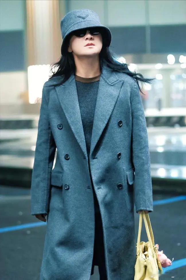 贾玲好瘦啊贾玲的近照让人眼前一亮。她瘦了不少，整个人看起来轻盈又挺拔。这种变化不