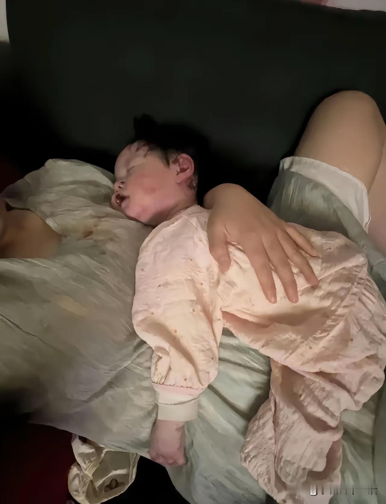 刚刷到这个视频，瞬间就鼻酸了。
小宝宝趴在妈妈怀里，安静地睡着了。
大概只有在妈