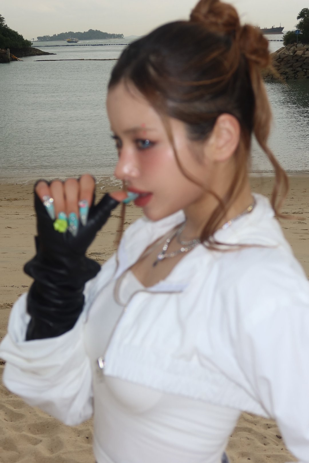 看，连叉姬都避免不了白吊带显胸垫。 