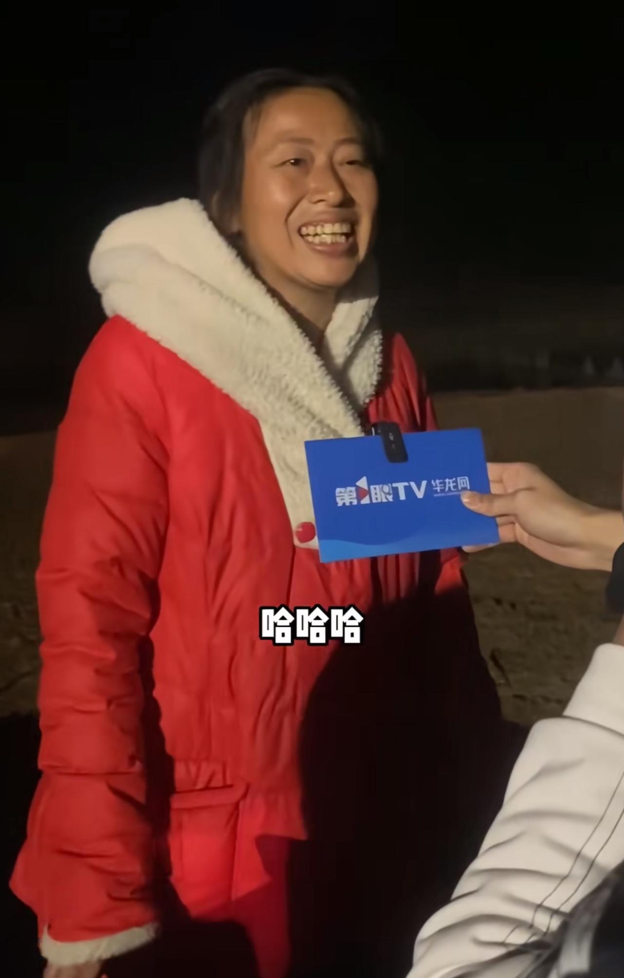 被呆呆妈妈圈粉了，

看着七八万人的场面，呆呆妈热情好客，脸上始终挂着温暖的笑容