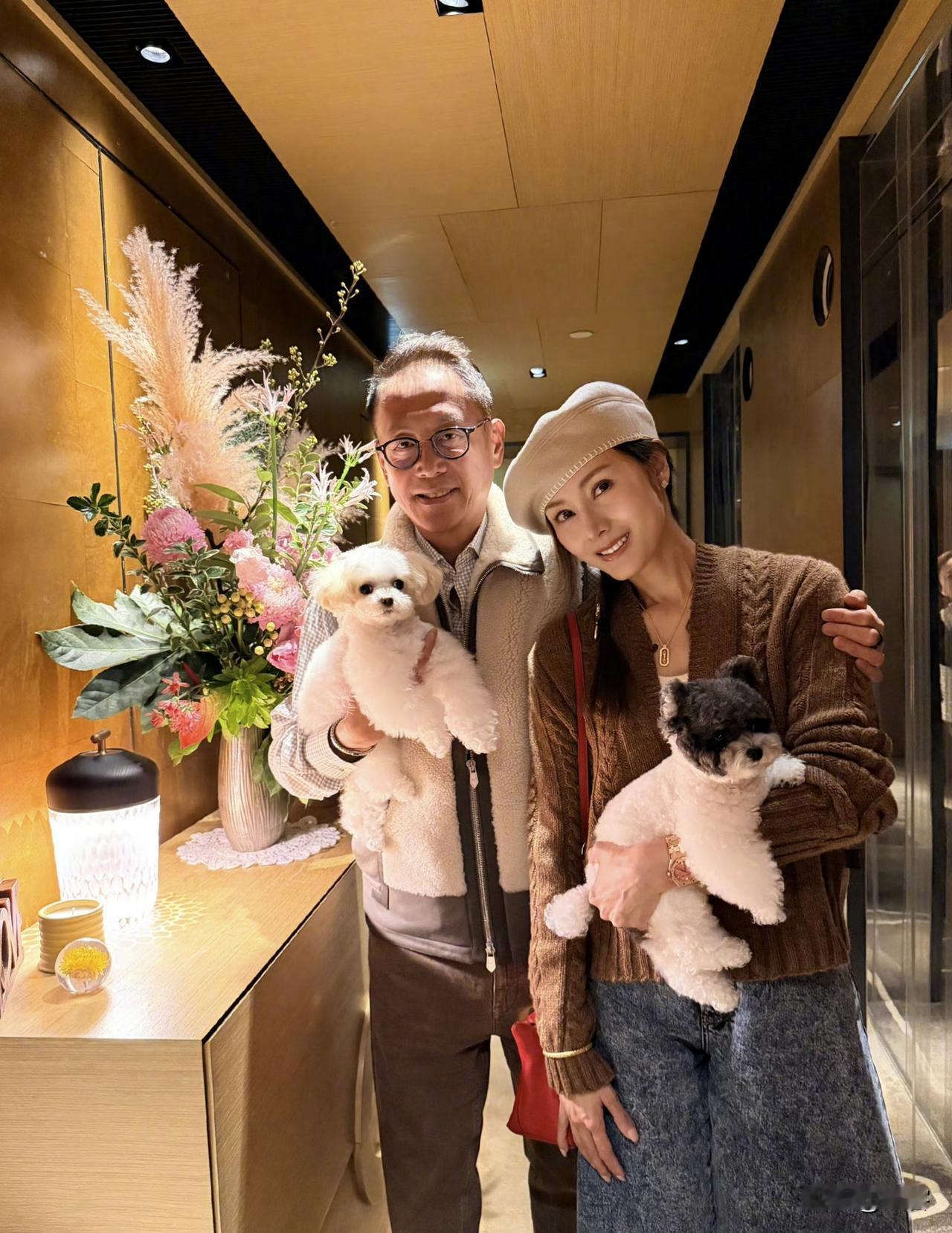 李嘉欣晒照庆祝结婚17周年！这一身行头价值50万！果然是阔太太啊！而且李嘉欣太会