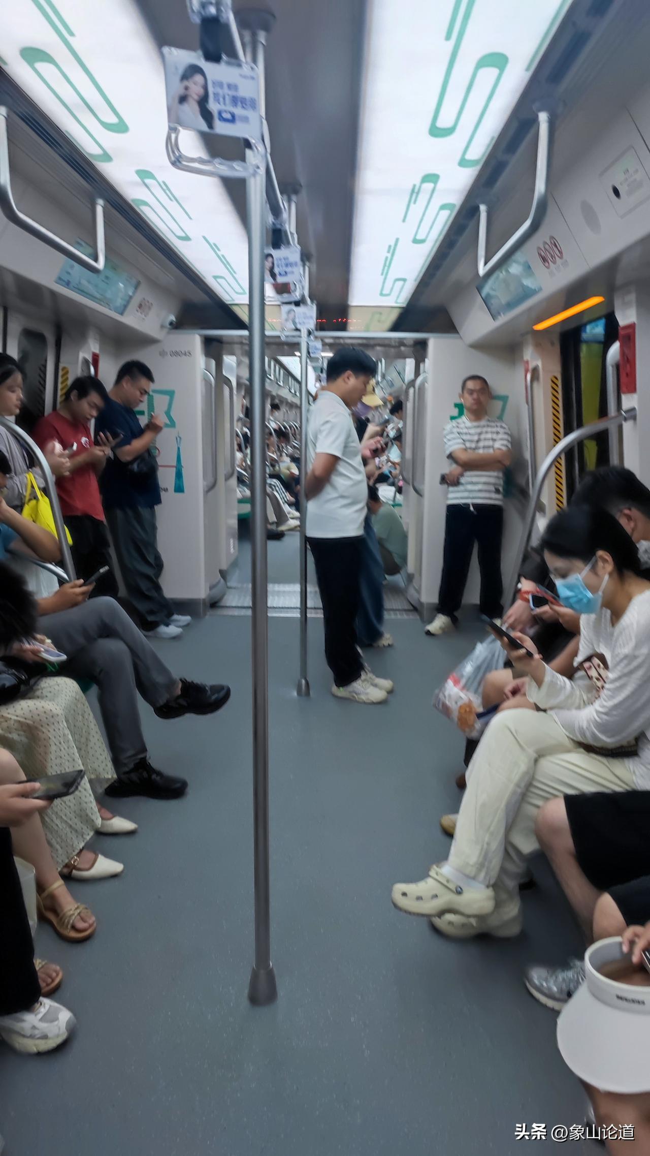 8月22号，上午8点20分，在郑州北龙湖南站换乘轨道交通8号线。郑州身边事 
一