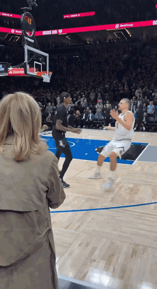 换个角度看冲突。
麦丹说：“我也不知道他说的什么，只知道一个大的离谱的家伙。”[